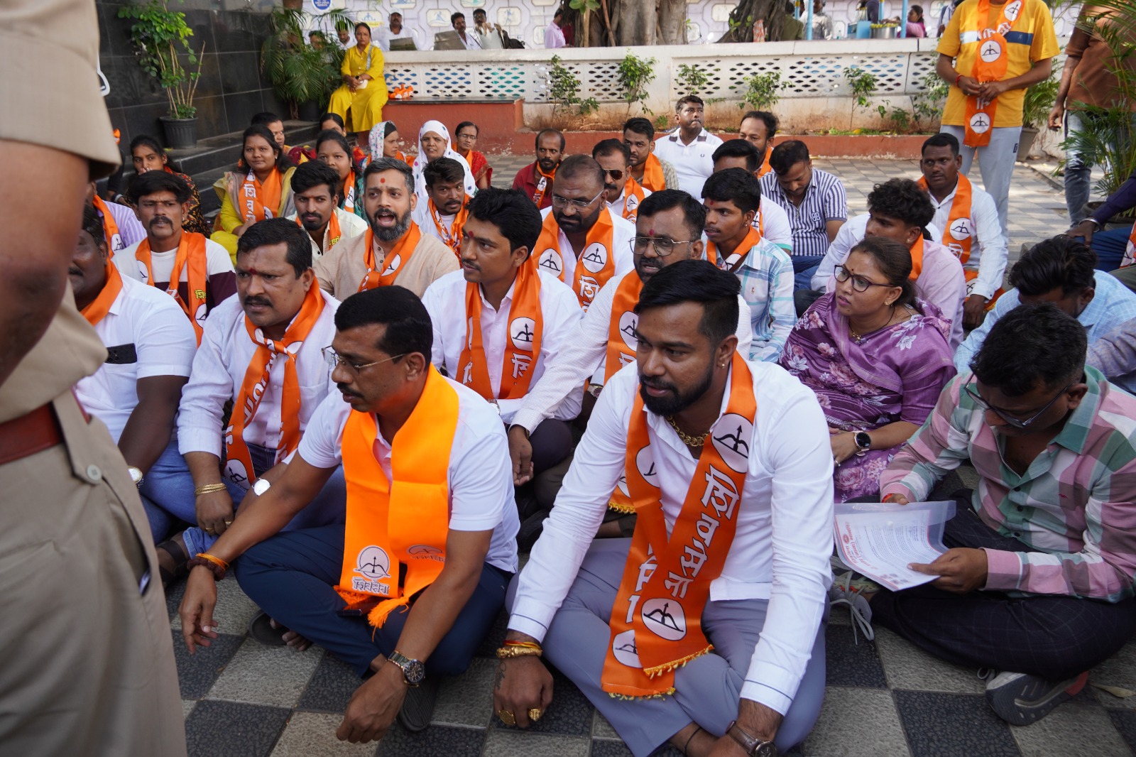 दारूकांड प्रकरणी शिवसेनेचे हडपसर पोलीस स्टेशनसमोर आंदोलन दारूकांड प्रकरणी शिवसेनेचे हडपसर पोलीस स्टेशनसमोर आंदोलन