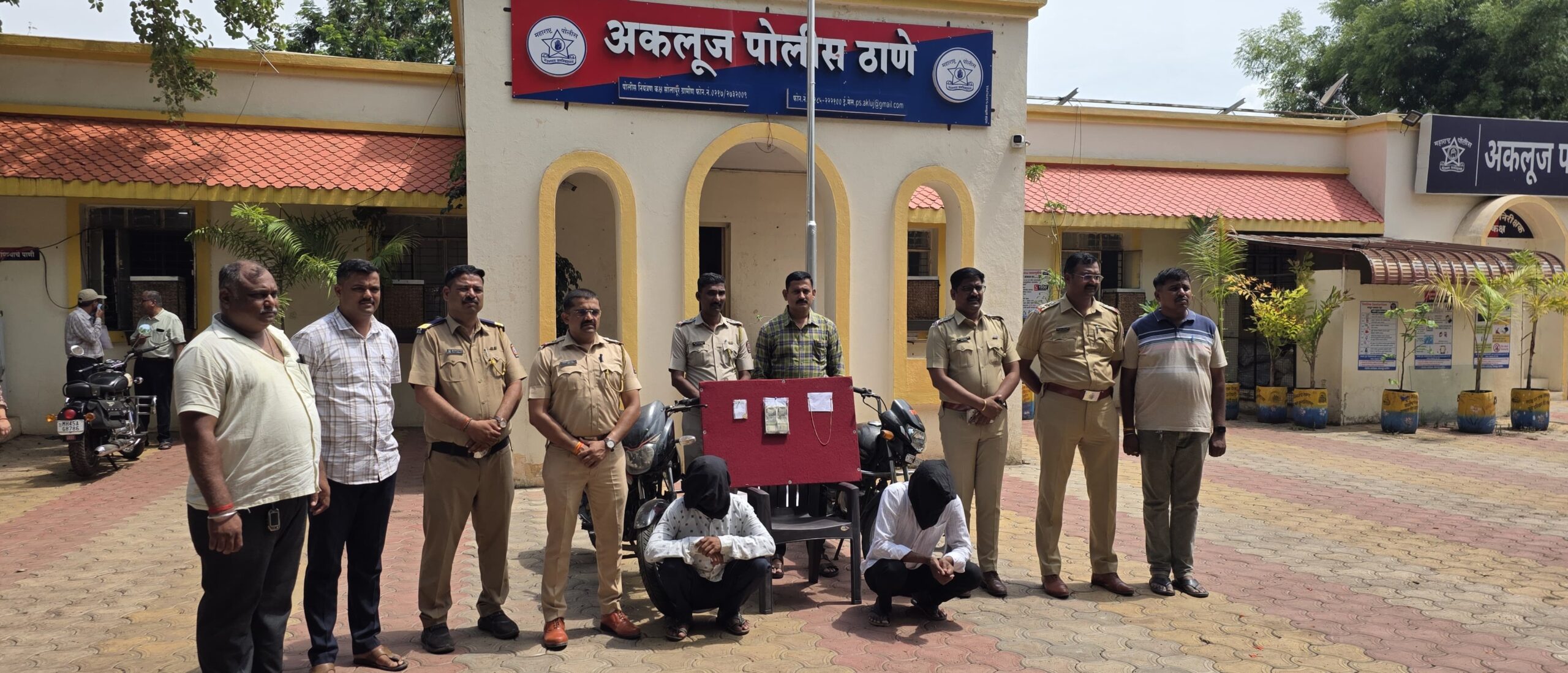 अकलूज पोलिसांची तीन गुन्ह्यांची उकल, लाखोंचा मुद्देमाल हस्तगत अकलूज पोलिसांची तीन गुन्ह्यांची उकल, लाखोंचा मुद्देमाल हस्तगत