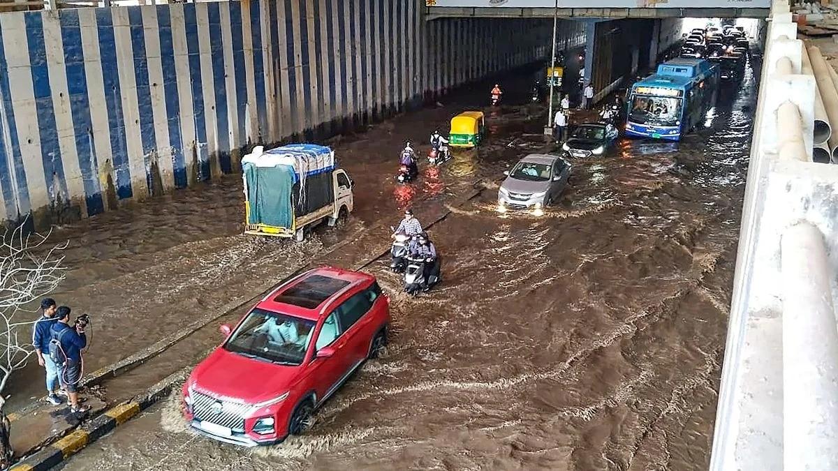 कराडजवळ पुणे-बंगळूर महामार्गावर पावसाचे तळे कराडजवळ पुणे-बंगळूर महामार्गावर पावसाचे तळे