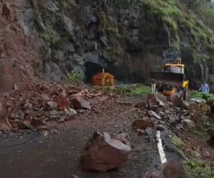 आंबेनळी घाटातील दरड हटवून वाहतूक पूर्ववत आंबेनळी घाटातील दरड हटवून वाहतूक पूर्ववत