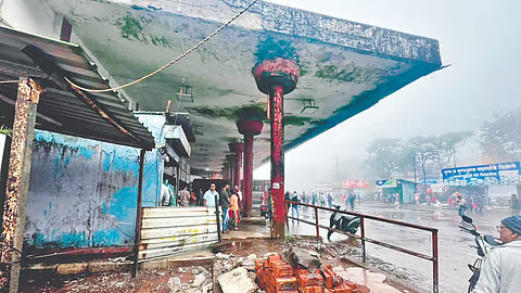 महाबळेश्वर बसस्थानकाच्या छताचा भाग कोसळला महाबळेश्वर बसस्थानकाच्या छताचा भाग कोसळला