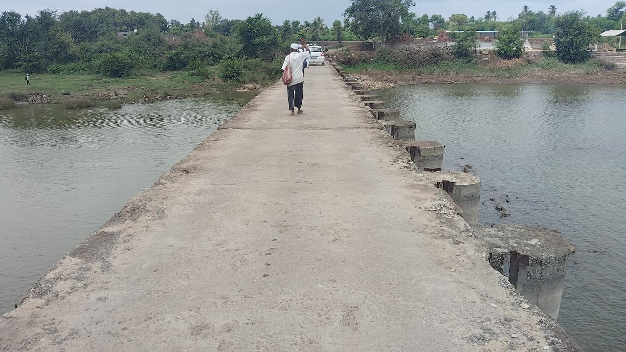 नीरा–पिंपरद गावातील पुलावर संरक्षण कठडा नसल्याने वारकऱ्यांची चिंता नीरा–पिंपरद गावातील पुलावर संरक्षण कठडा नसल्याने वारकऱ्यांची चिंता